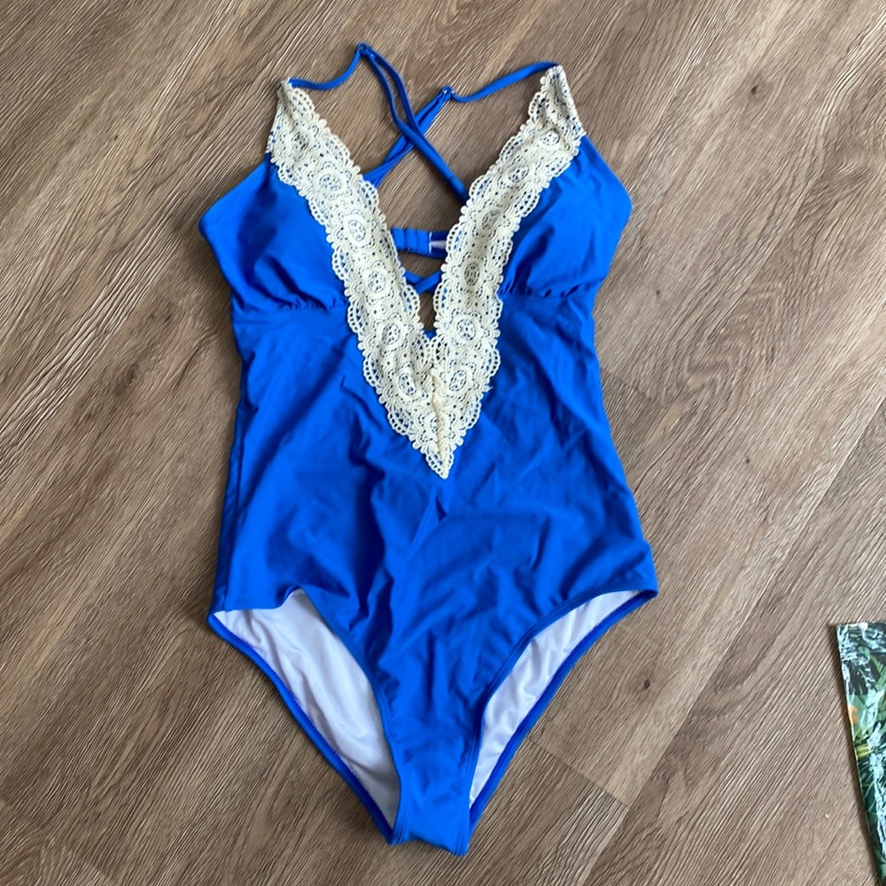 Cupshe one piece bathing suit.